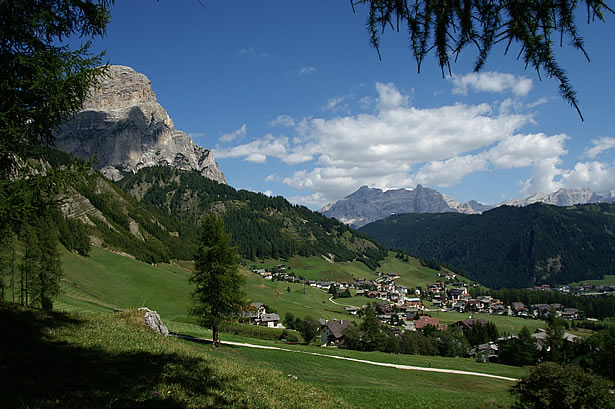 Colfosco con vista Sassongher